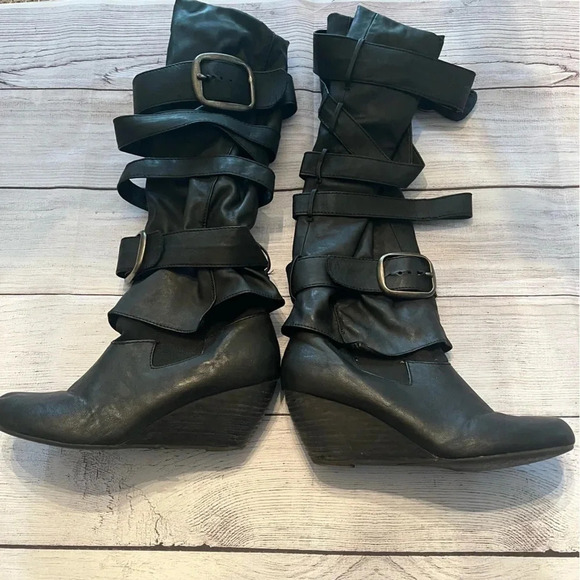 Blowfish Black Buckle Boots‎ - Picture 5 of 10